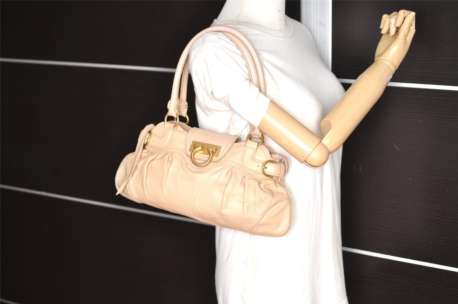 Authentic Salvatore Ferragamo Gancini Leather Shoulder Hand Bag Beige 1490K