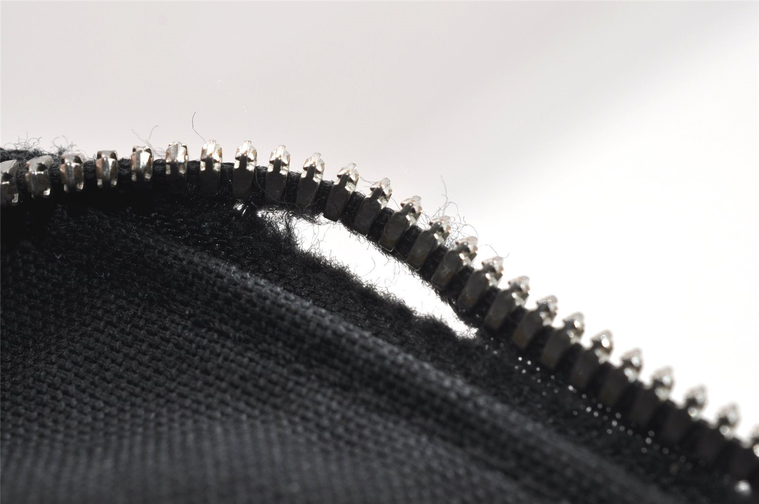 Auth Louis Vuitton Taiga Reporter PM Shoulder Cross Bag Black M30152 LV 1494I