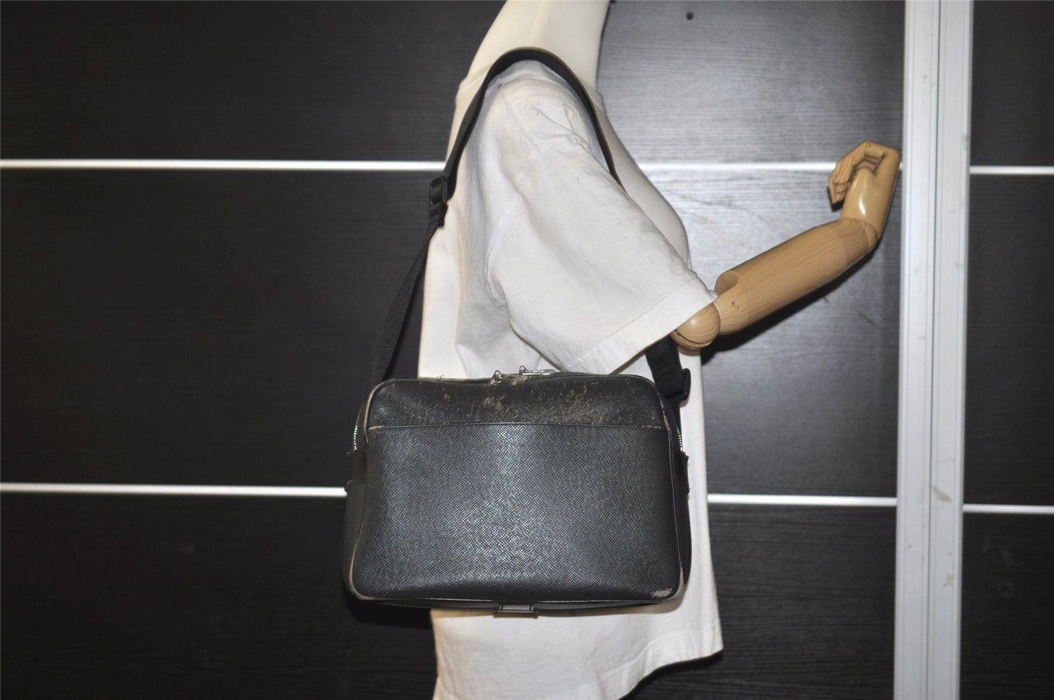 Auth Louis Vuitton Taiga Reporter PM Shoulder Cross Bag Black M30152 LV 1494I