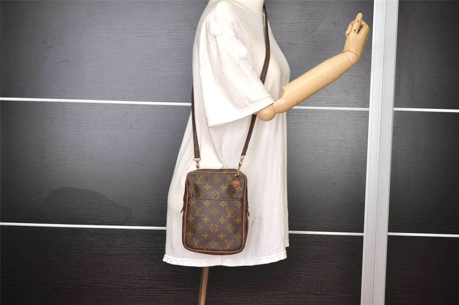 Authentic Louis Vuitton Monogram Danube Shoulder Cross Bag Old Model LV 1500I