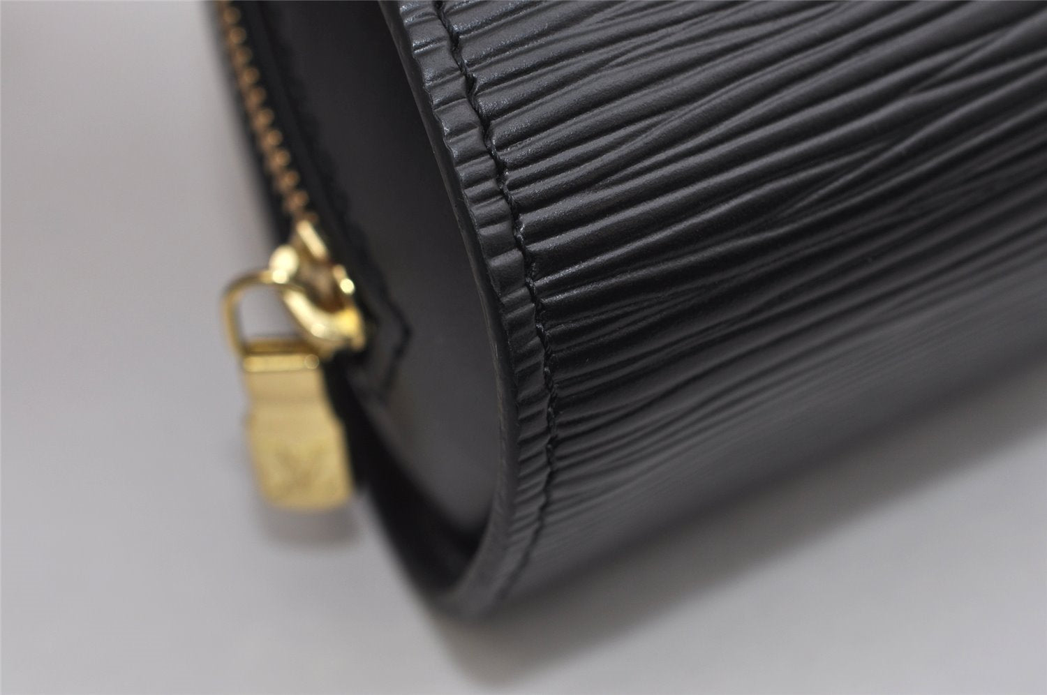 Authentic Louis Vuitton Epi Dauphine Cosmetic Pouch Black M48442 LV 1517K