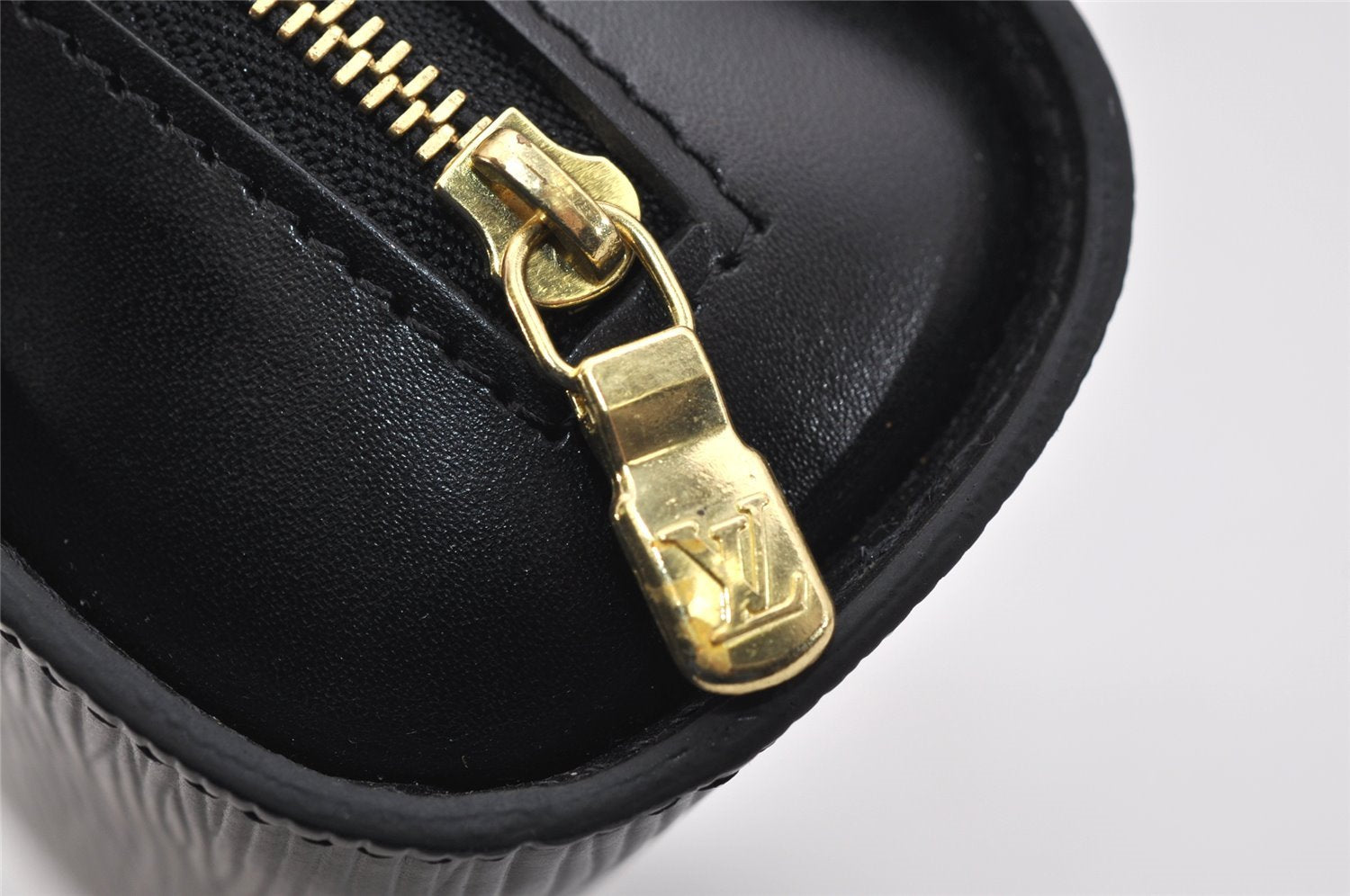 Authentic Louis Vuitton Epi Dauphine Cosmetic Pouch Black M48442 LV 1517K