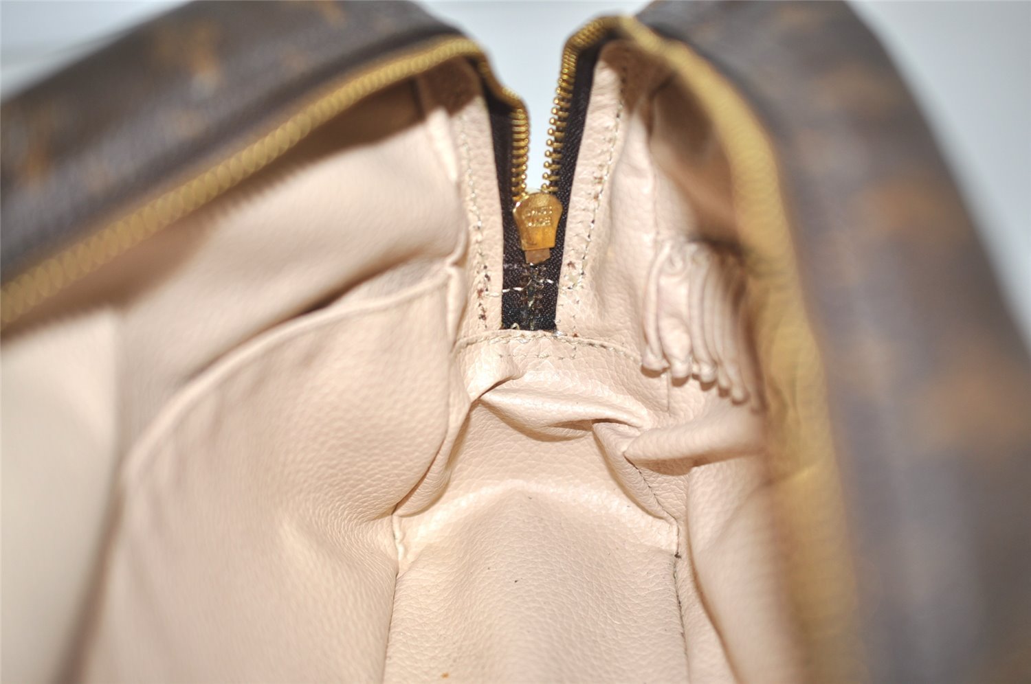 Auth Louis Vuitton Monogram Trousse Toilette 28 Clutch Hand Bag M47522 LV 1551I