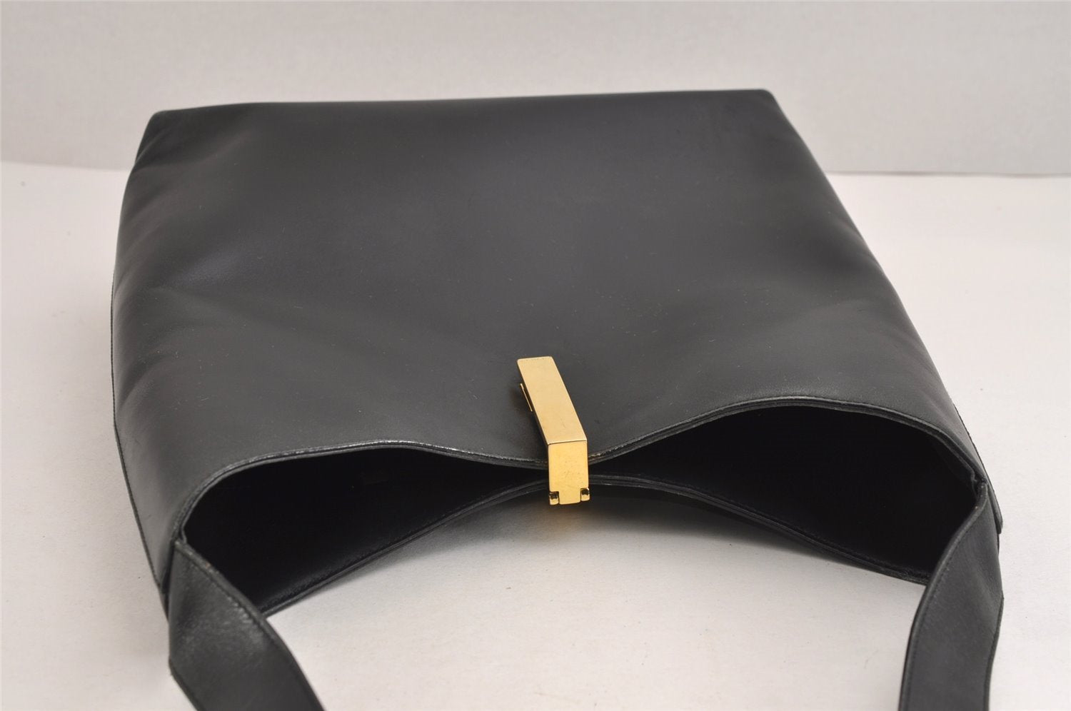 Authentic GUCCI Vintage Shoulder Bag Purse Leather Black 1552J