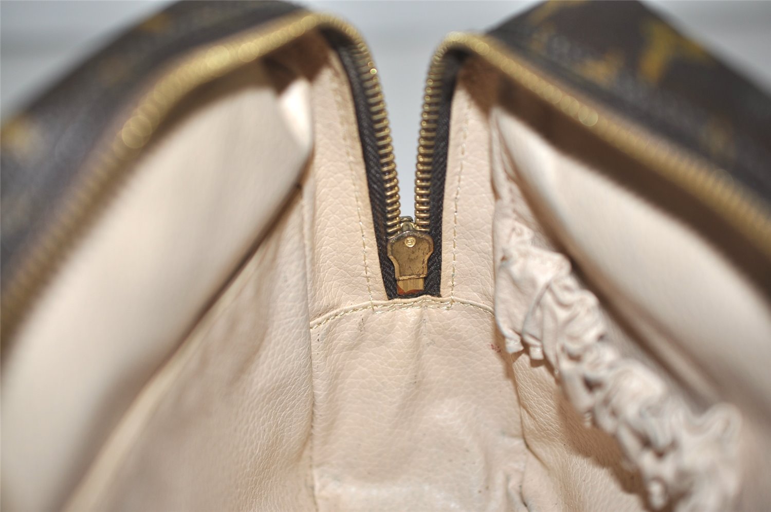 Auth Louis Vuitton Monogram Trousse Toilette 23 Clutch Hand Bag M47524 LV 1553K