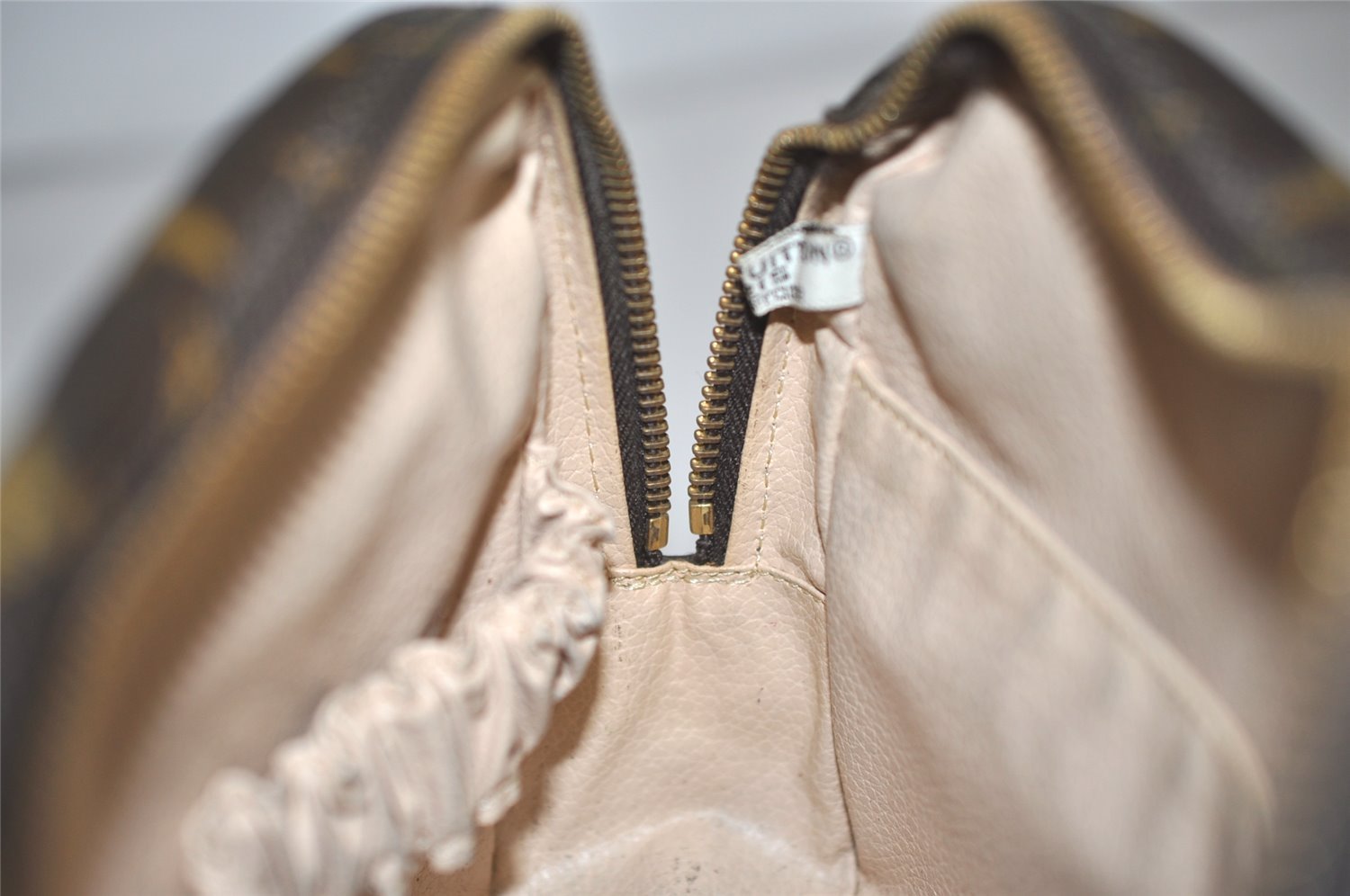 Auth Louis Vuitton Monogram Trousse Toilette 23 Clutch Hand Bag M47524 LV 1553K