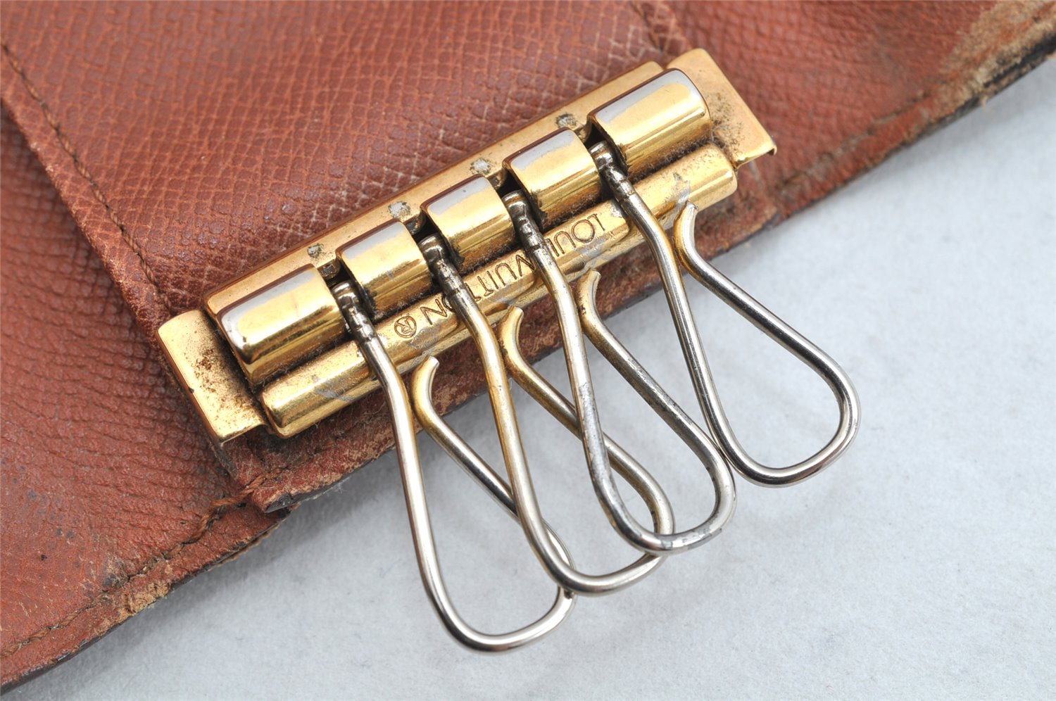 Authentic Louis Vuitton Monogram Multicles 4 Four Hooks Key Case M62631 LV 1561K