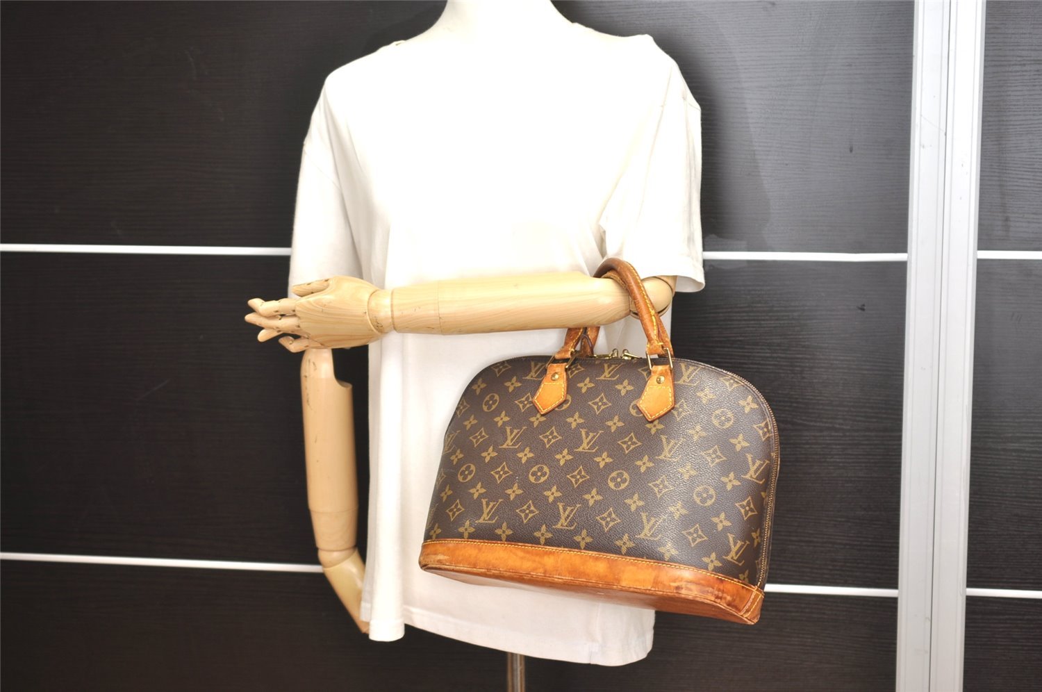 Authentic Louis Vuitton Monogram Alma Hand Bag Purse M51130 LV 1652I