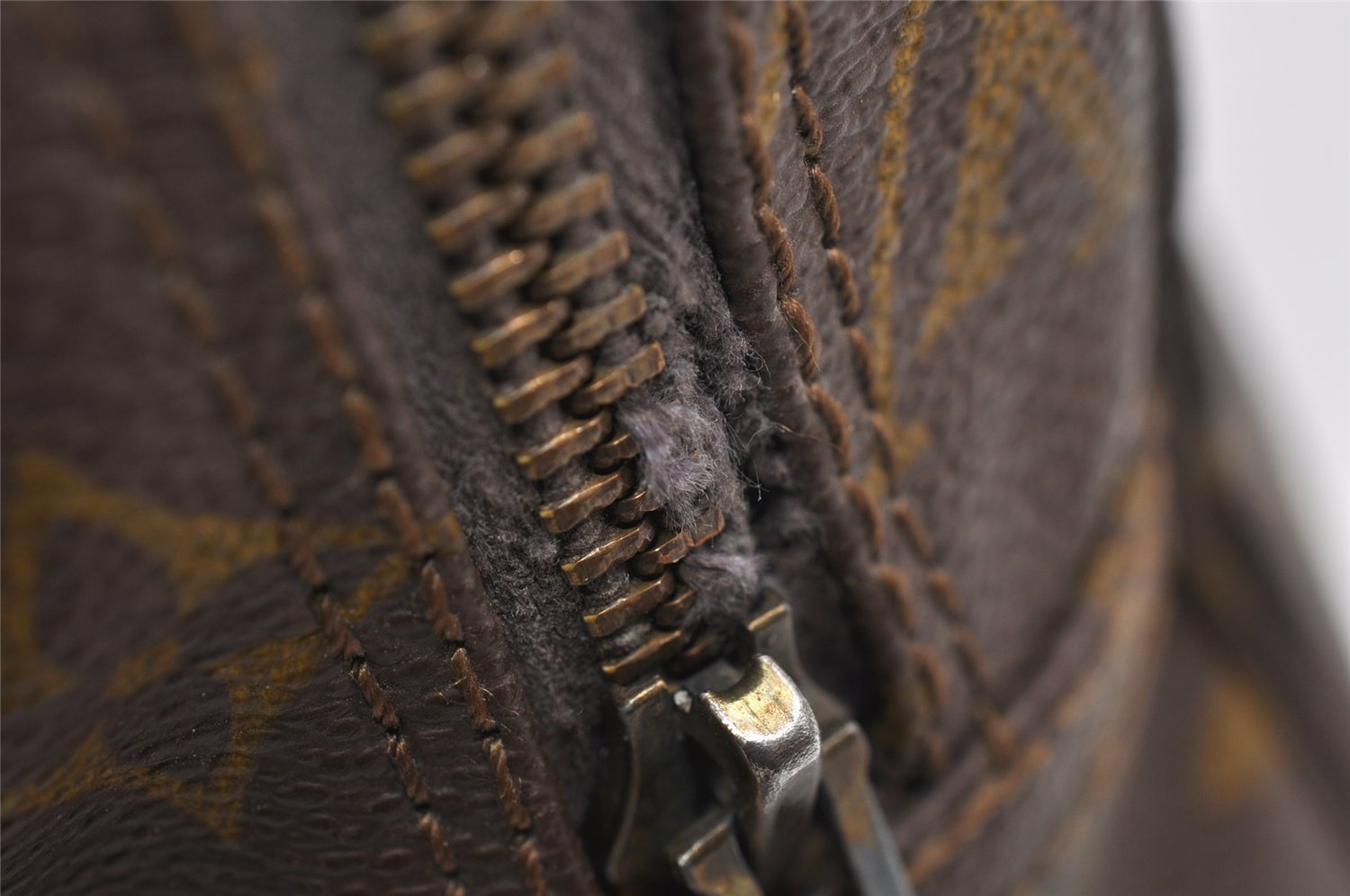 Auth Louis Vuitton Monogram Trousse Toilette 28 Clutch Hand Bag Old Model 1658K