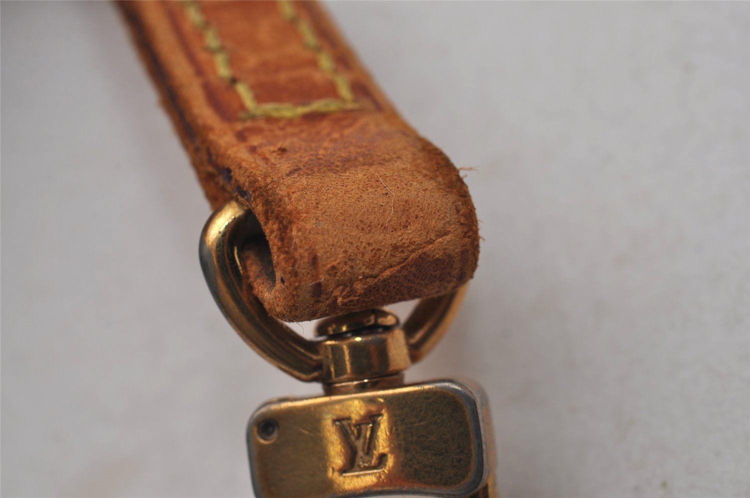 Authentic Louis Vuitton Leather Shoulder Strap Beige 47.6