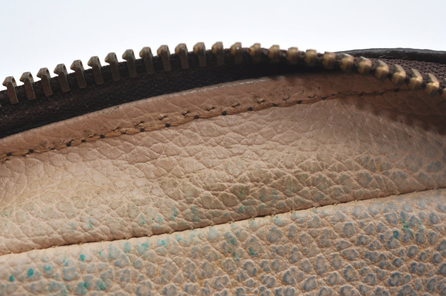 Auth Louis Vuitton Monogram Trousse Toilette 18 Clutch Hand Bag Old Model 1682I