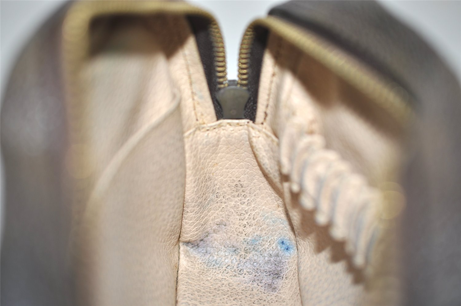 Auth Louis Vuitton Monogram Trousse Toilette 18 Clutch Hand Bag Old Model 1682I