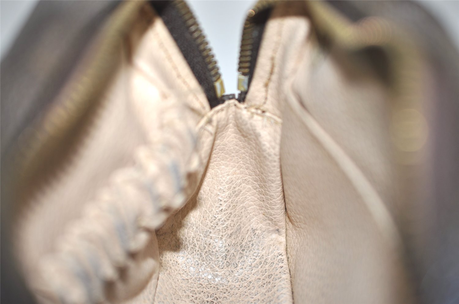 Auth Louis Vuitton Monogram Trousse Toilette 18 Clutch Hand Bag Old Model 1682I