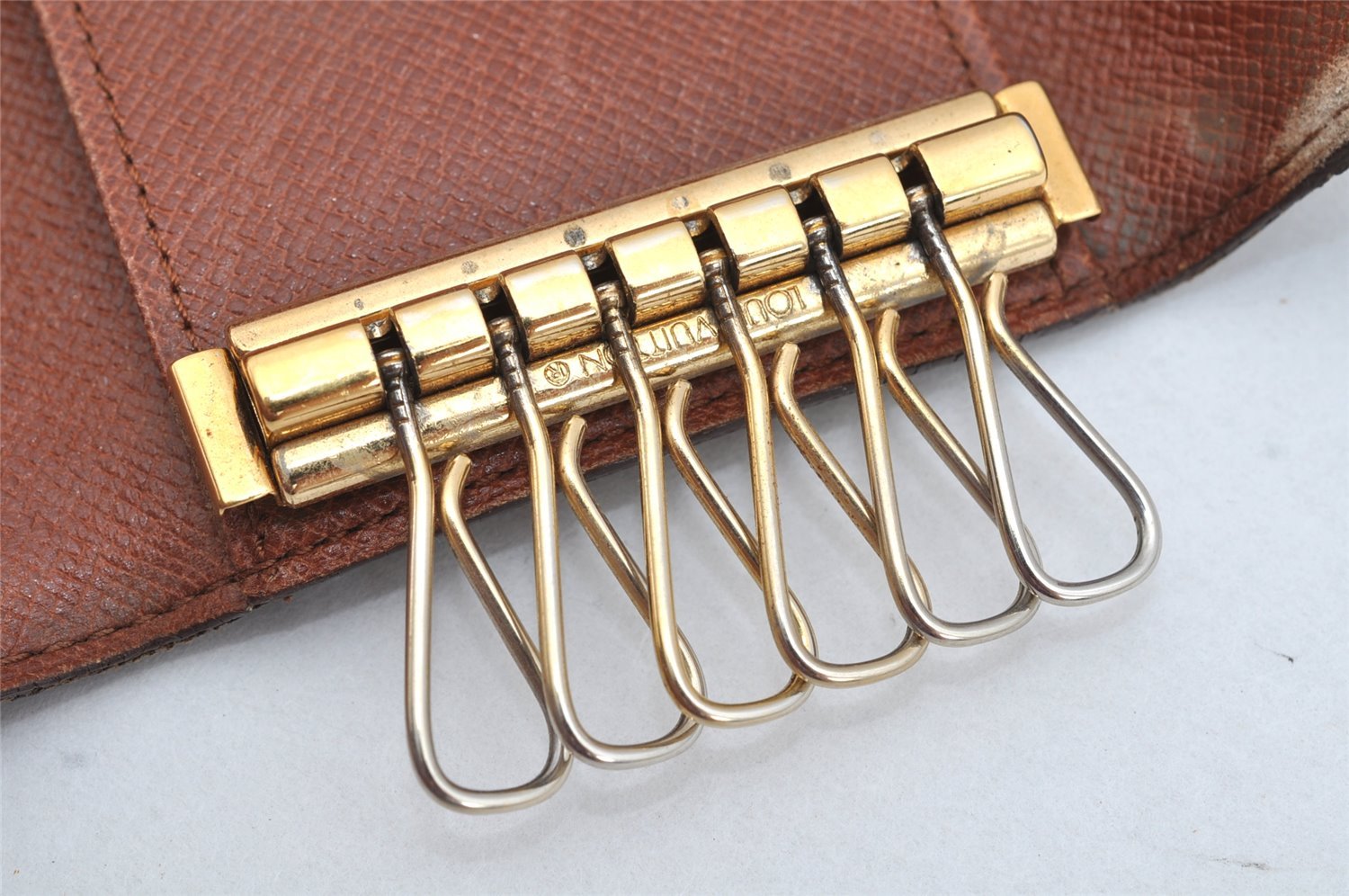 Authentic Louis Vuitton Monogram Multicles 6 Six Hooks Key Case M62630 LV 1692K