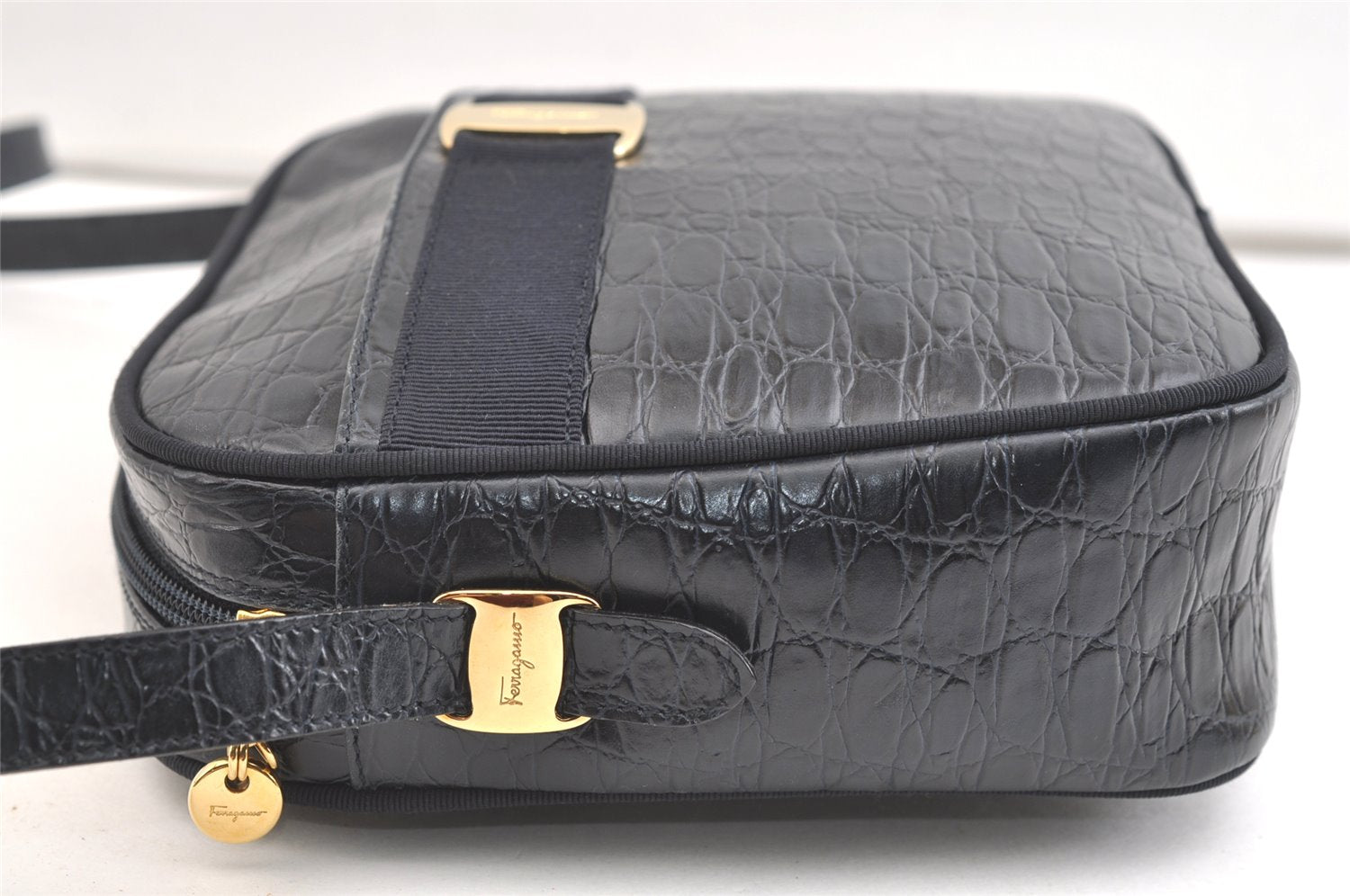 Authentic Salvatore Ferragamo Vara Shoulder Cross Bag Leather Navy Blue SF 1699K