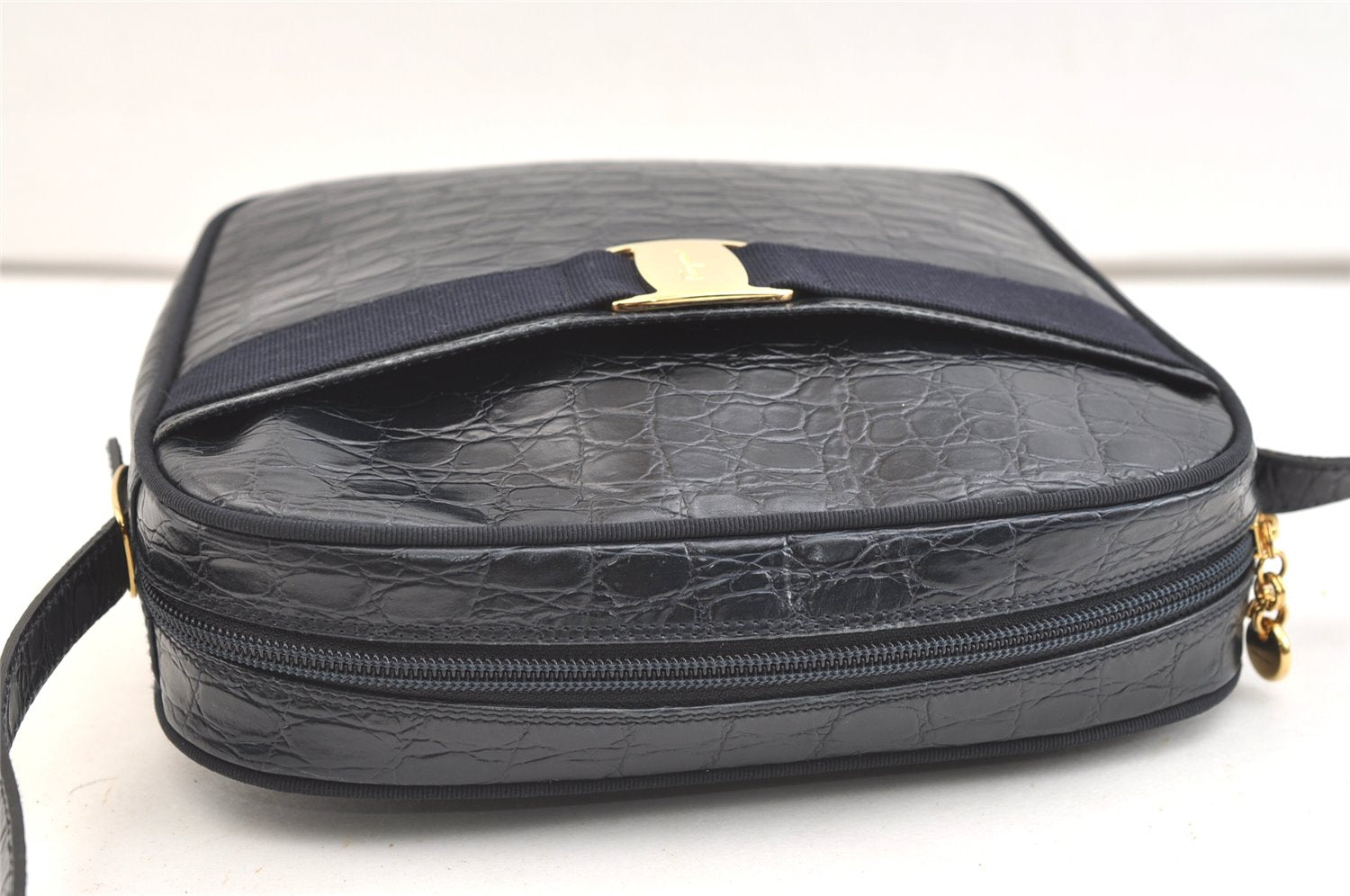Authentic Salvatore Ferragamo Vara Shoulder Cross Bag Leather Navy Blue SF 1699K