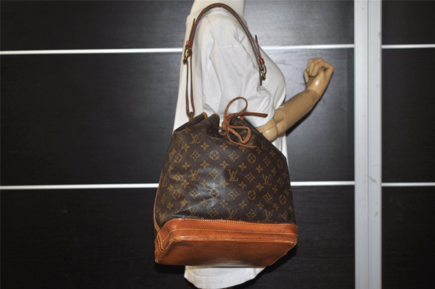 Authentic Louis Vuitton Monogram Noe Shoulder Drawstring Bag M42224 LV 1710I
