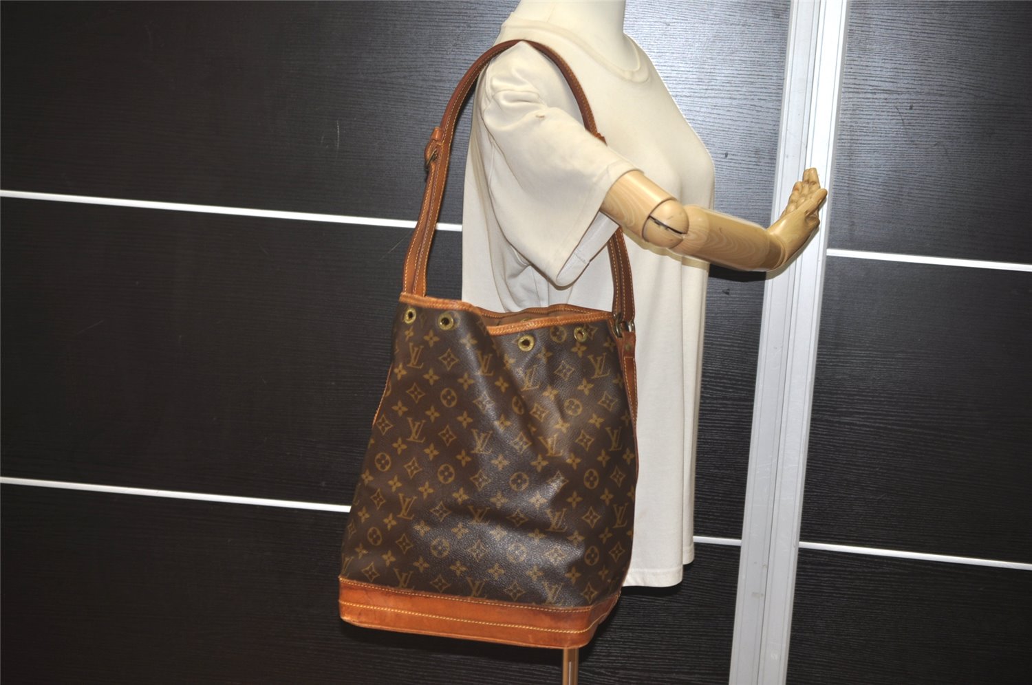 Authentic Louis Vuitton Monogram Noe Shoulder Drawstring Bag M42224 LV 1718K