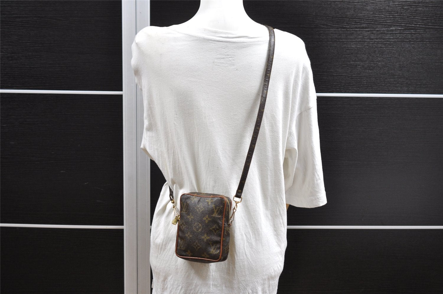 Auth Louis Vuitton Monogram Mini Poche Danube Shoulder Cross Bag Old Model 1729I