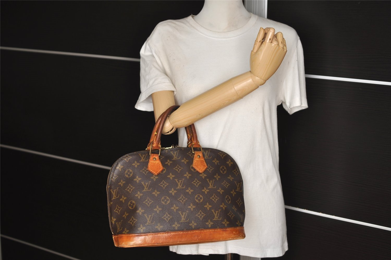 Authentic Louis Vuitton Monogram Alma Hand Bag Purse M51130 LV 1750J