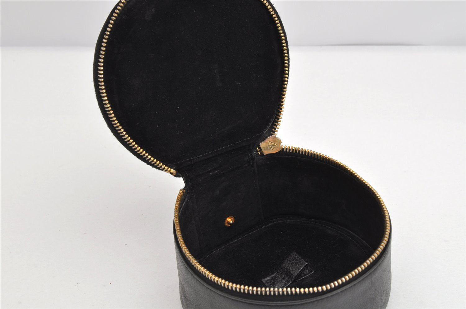 Authentic CHANEL Vintage Caviar Skin CC Logo Cosmetic Pouch Purse Black 1759K