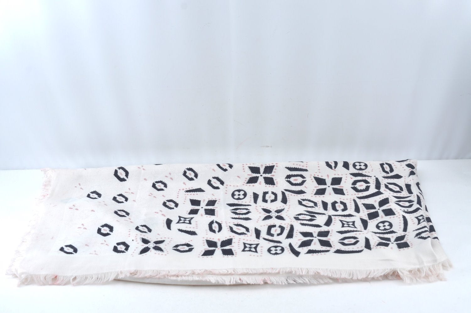Authentic Louis Vuitton Monogram Graphic Stole Silk Wool White MP1625 Junk 1835K