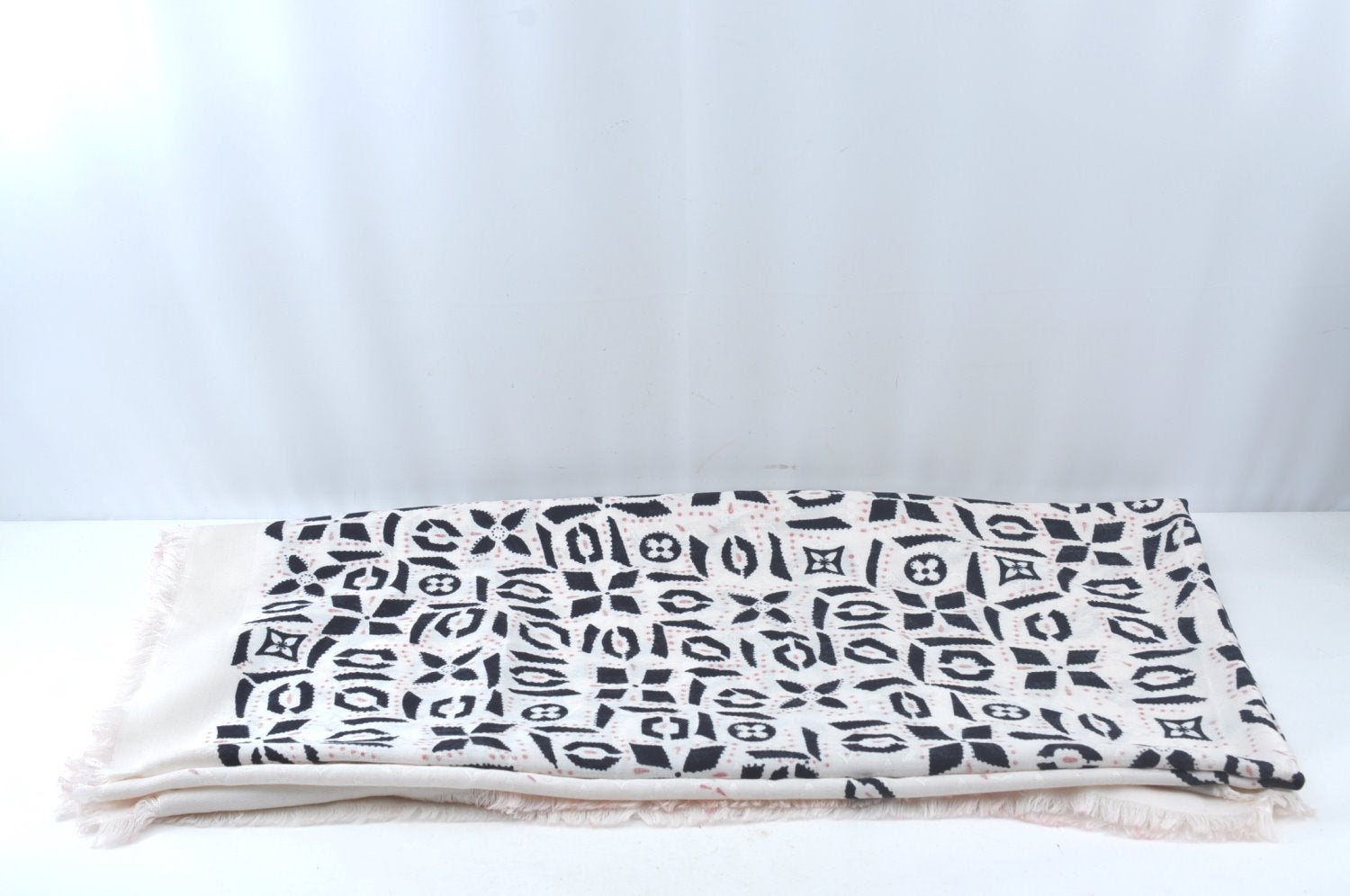 Authentic Louis Vuitton Monogram Graphic Stole Silk Wool White MP1625 Junk 1835K