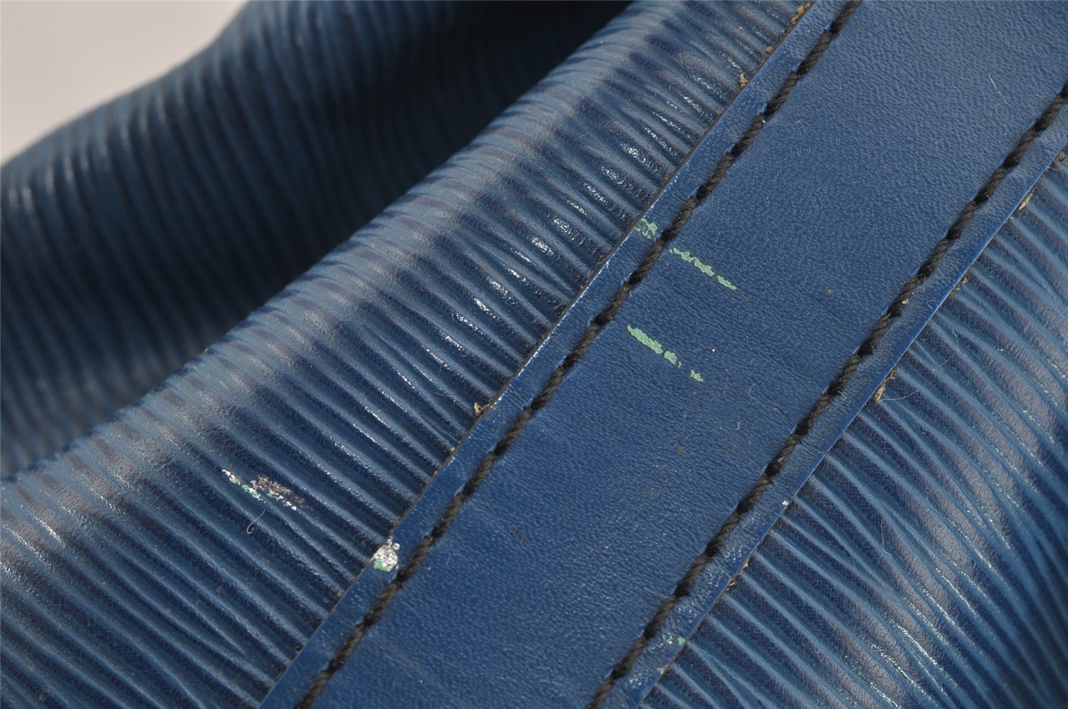 Authentic Louis Vuitton Epi Noe Shoulder Drawstring Bag Blue M44005 LV 1872I