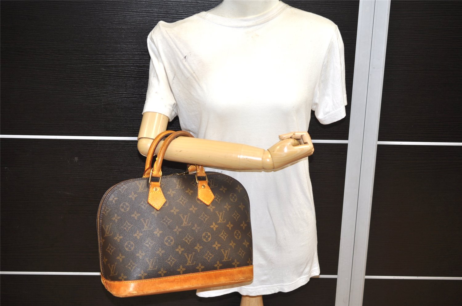 Authentic Louis Vuitton Monogram Alma Hand Bag Purse M51130 LV 1915K