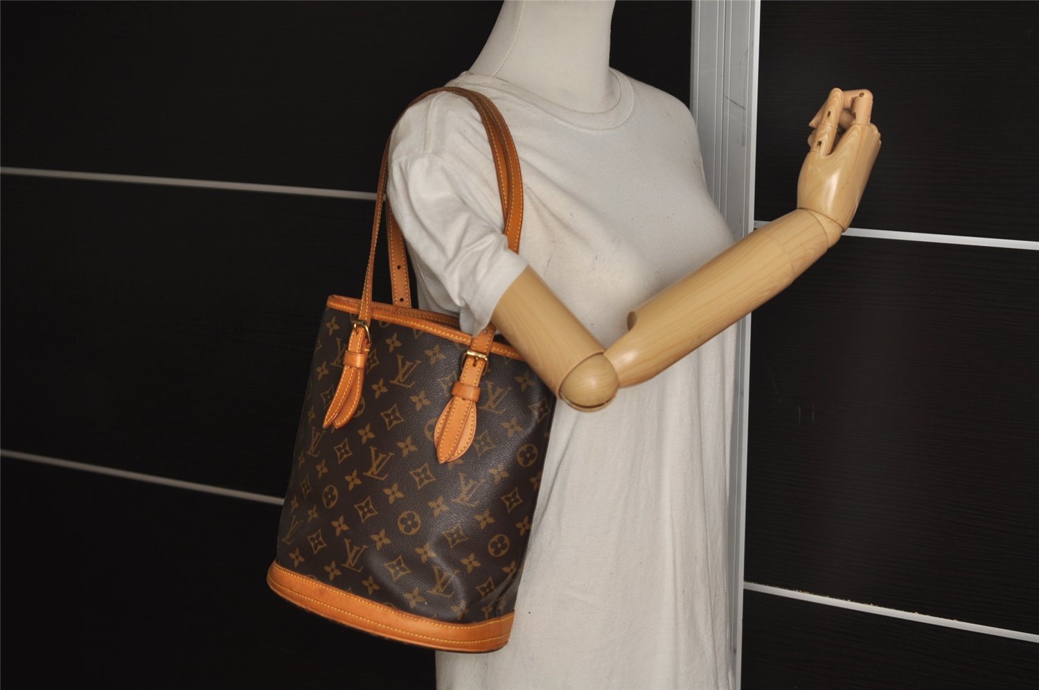 Authentic Louis Vuitton Monogram Bucket PM Shoulder Tote Bag M42238 LV 1921J