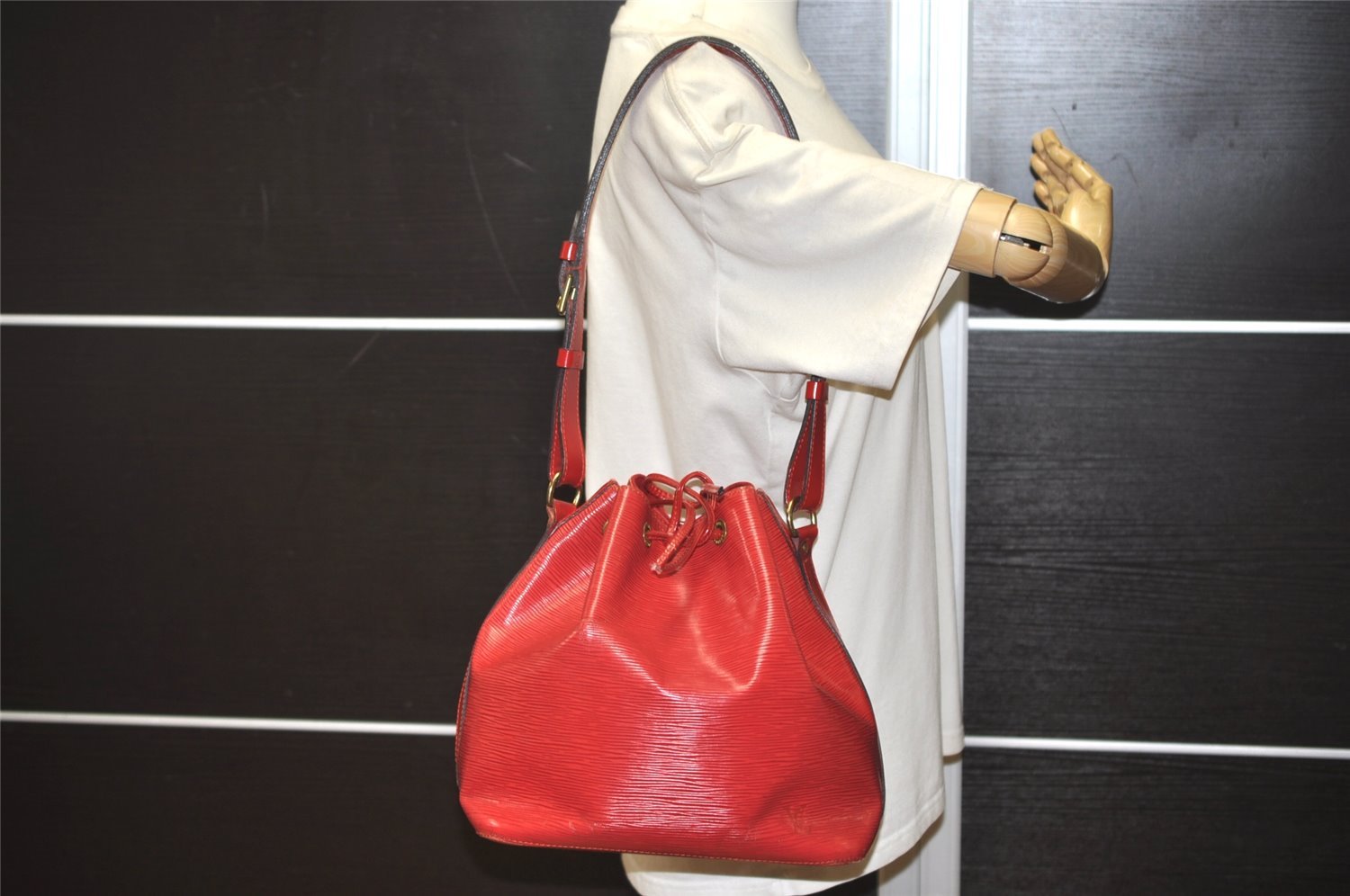 Authentic Louis Vuitton Epi Petit Noe Shoulder Drawstring Bag M44107 Red 1934J