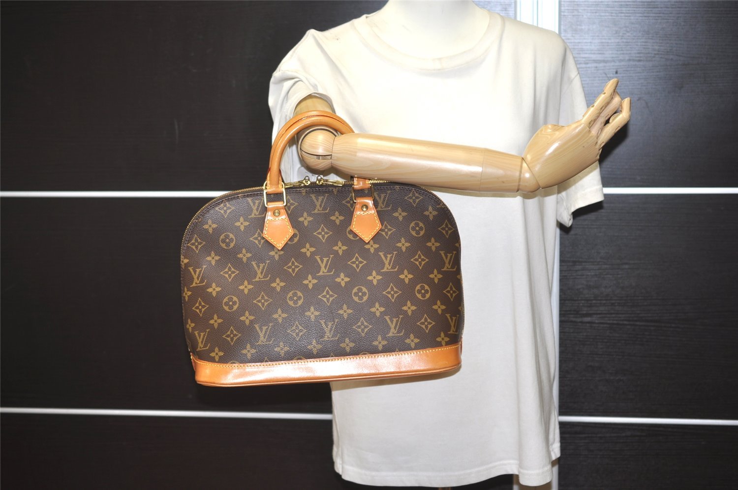 Authentic Louis Vuitton Monogram Alma Hand Bag Purse M51130 LV 1939J