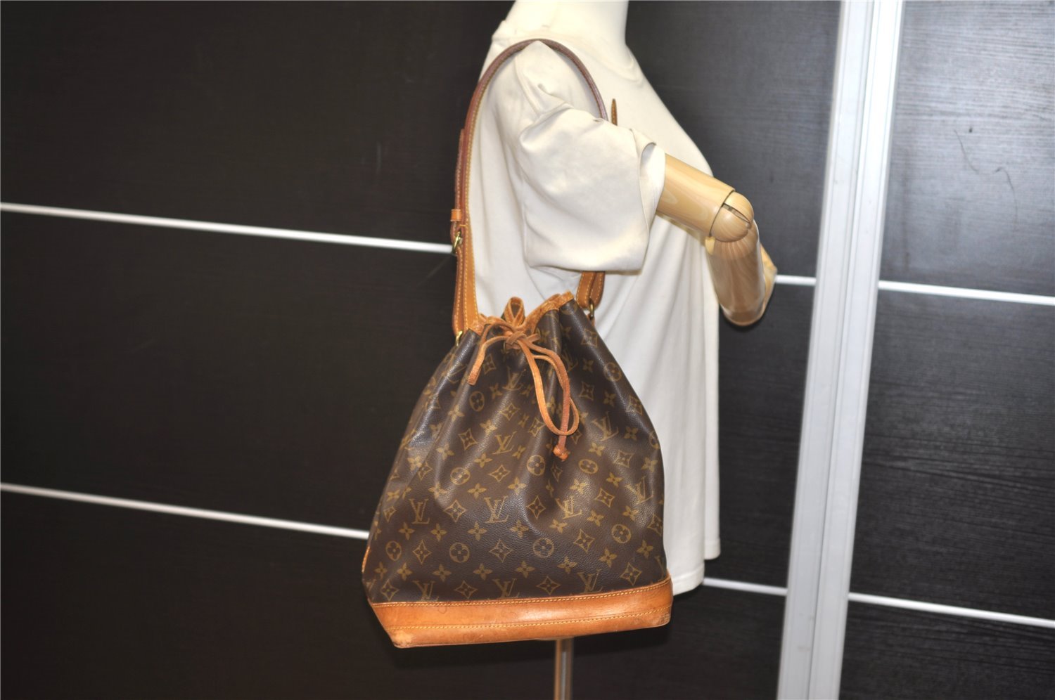 Authentic Louis Vuitton Monogram Noe Shoulder Drawstring Bag M42224 LV 1942J