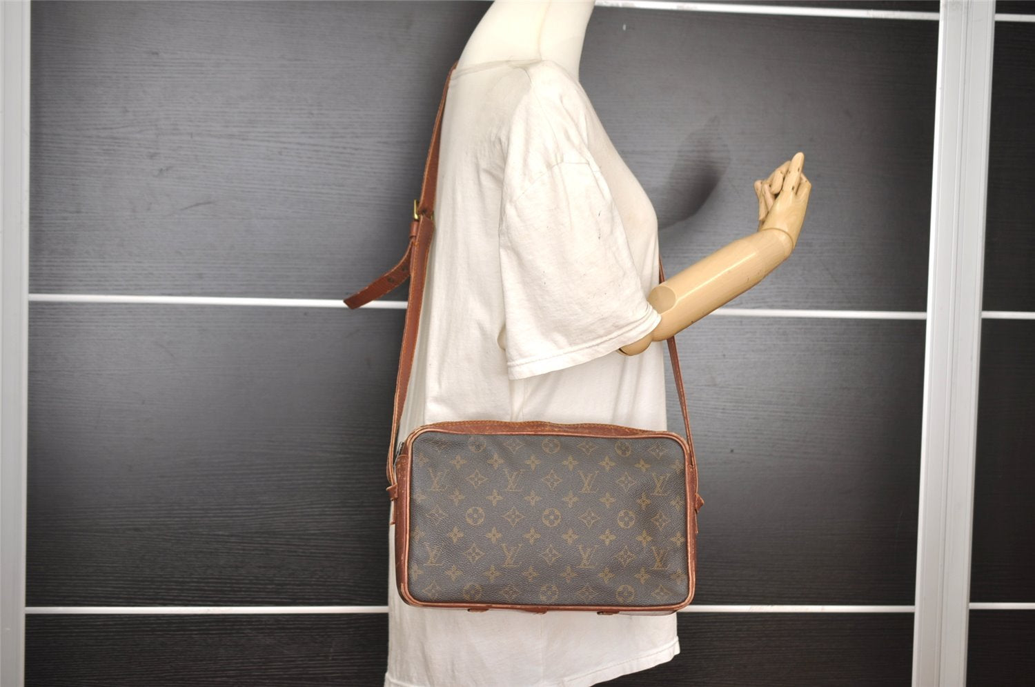 Authentic Louis Vuitton Monogram Sac Bandouliere 30 Shoulder Bag Old Model 1952I