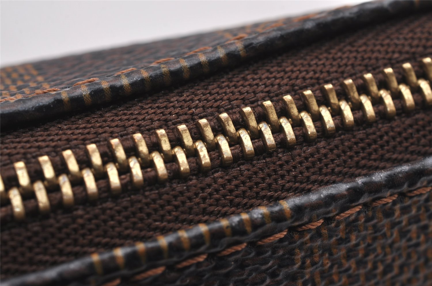 Authentic Louis Vuitton Damier Marais Bucket Pouch Purse Clutch LV 1974J