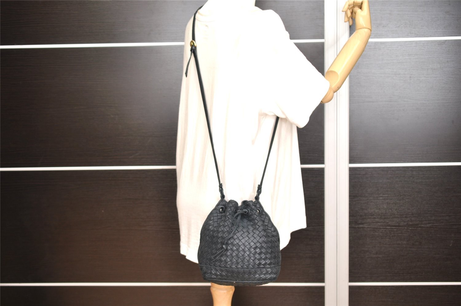 Authentic BOTTEGA VENETA Intrecciato Leather Shoulder Drawstring Bag Black 1986K