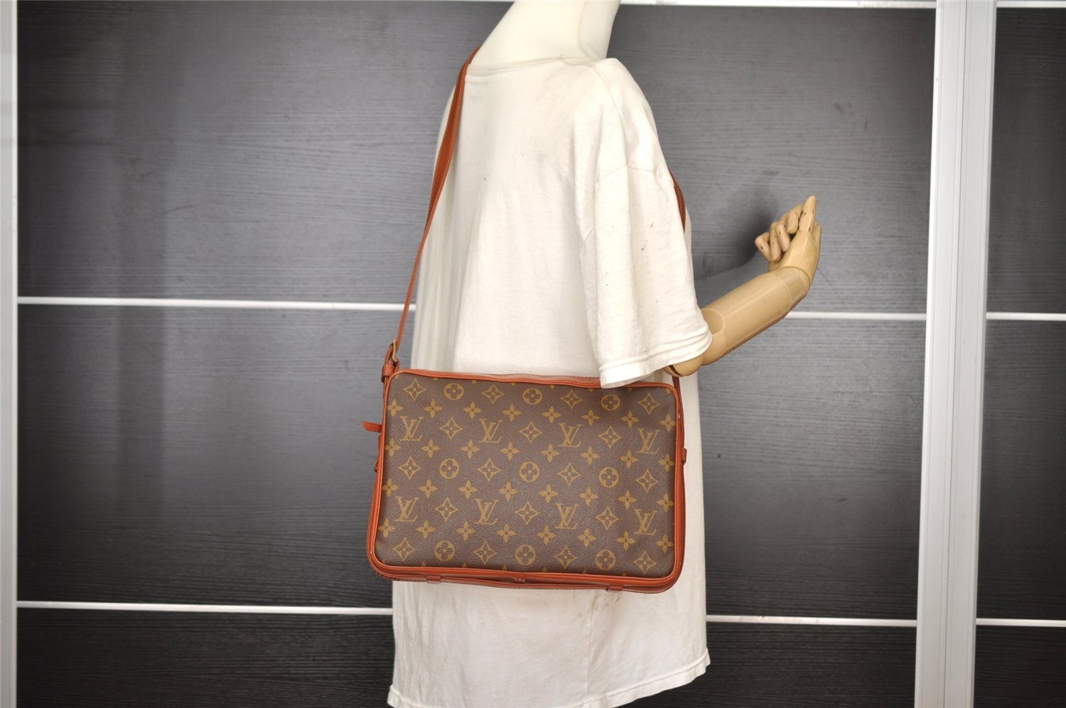 Authentic Louis Vuitton Monogram Sac Bandouliere 30 Shoulder Bag Old Model 2004I