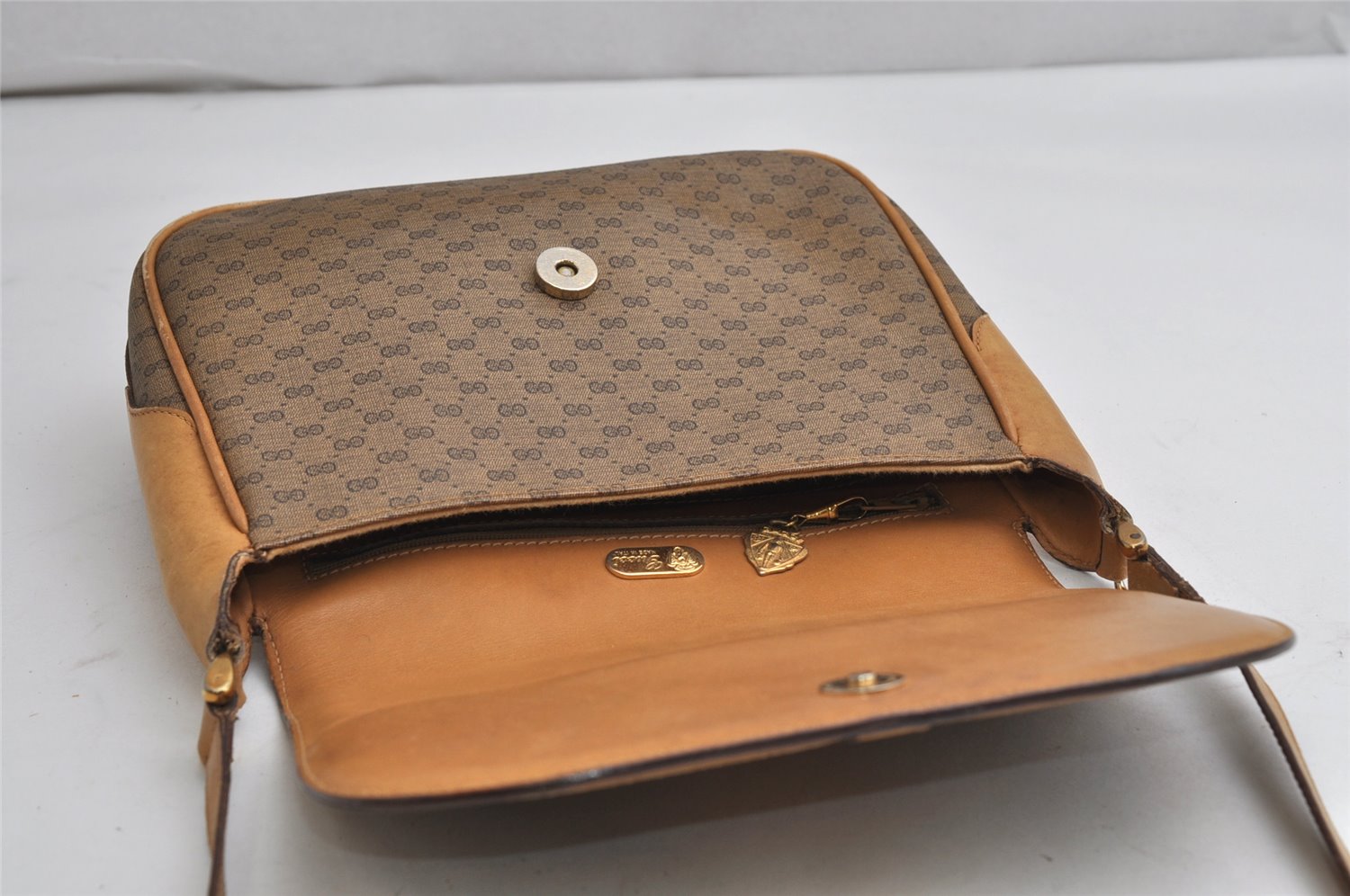 Authentic GUCCI Micro GG PVC Leather Shoulder Cross Body Bag Brown Junk 2026K