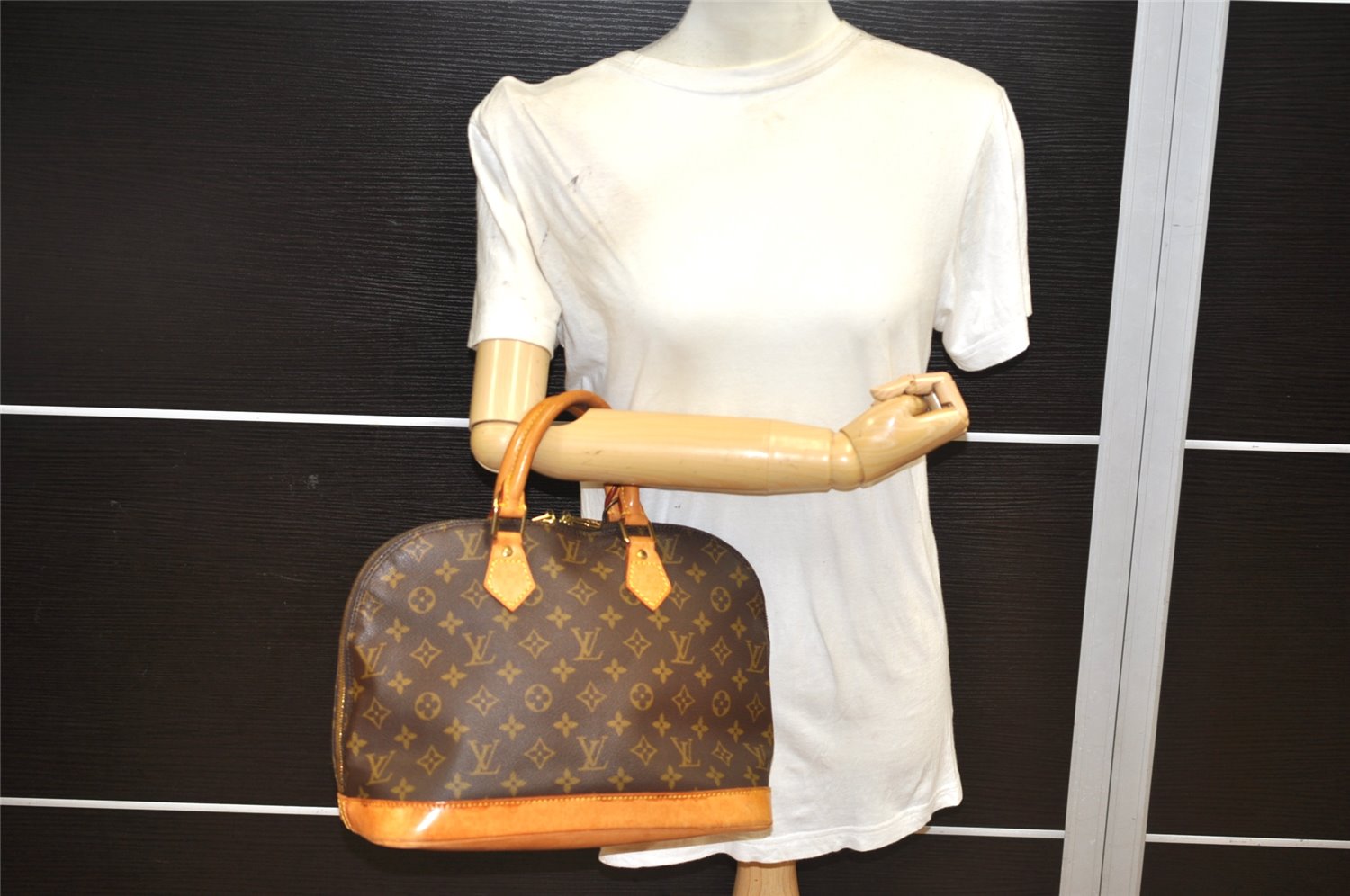 Authentic Louis Vuitton Monogram Alma Hand Bag Purse M51130 LV 2034K