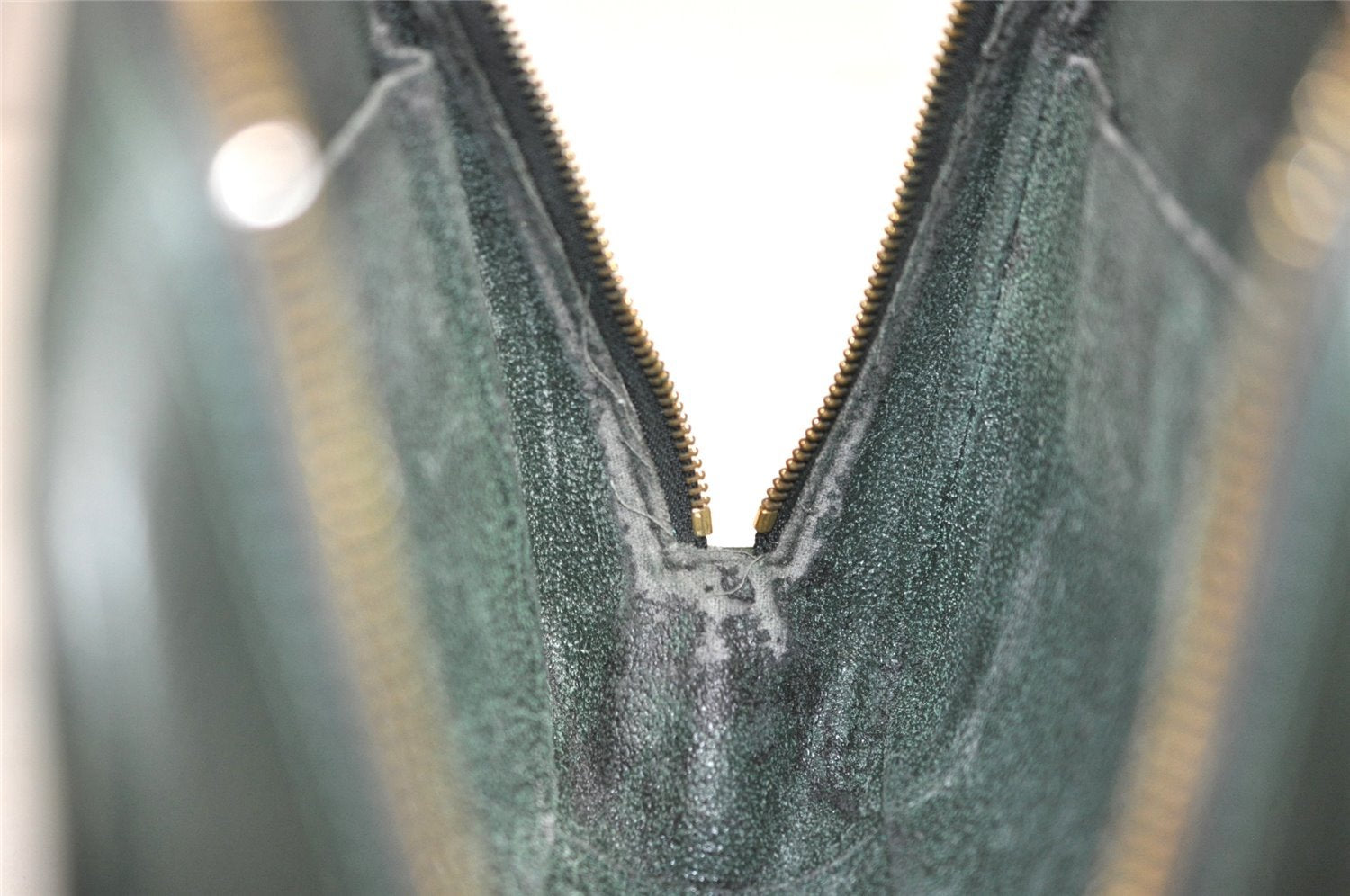 Auth Louis Vuitton Taiga Trousse Toilette GM Clutch Bag Green M30214 Junk 2043J