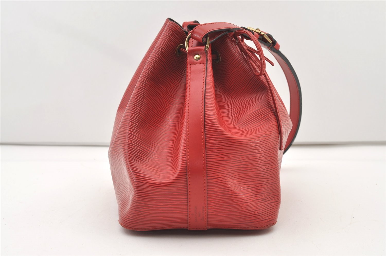 Authentic Louis Vuitton Epi Petit Noe Shoulder Drawstring Bag M44107 Red 2111J