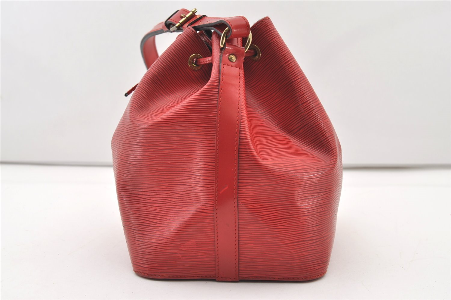 Authentic Louis Vuitton Epi Petit Noe Shoulder Drawstring Bag M44107 Red 2111J