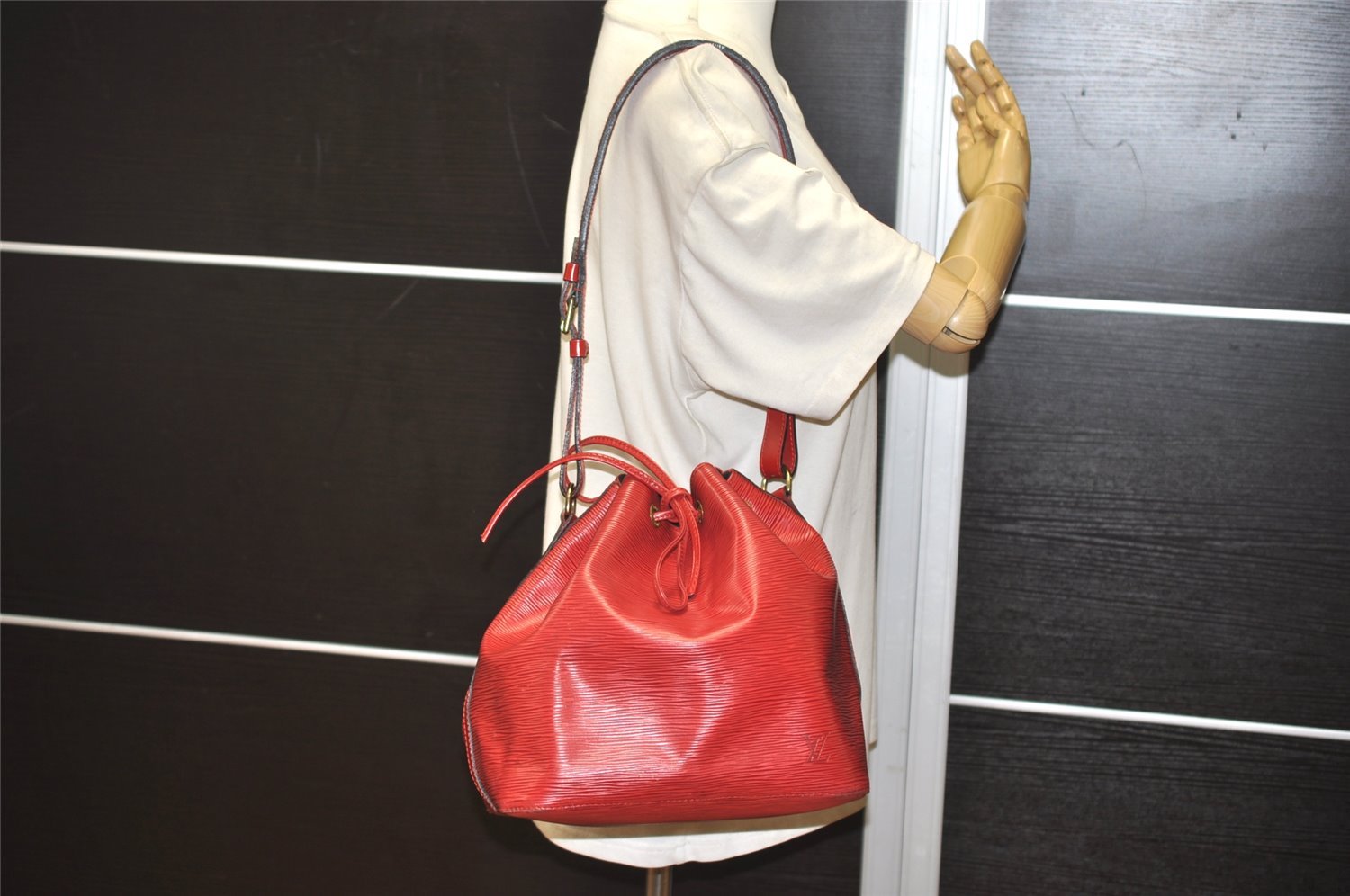 Authentic Louis Vuitton Epi Petit Noe Shoulder Drawstring Bag M44107 Red 2111J