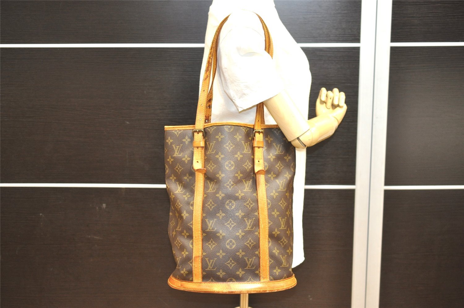 Authentic Louis Vuitton Monogram Bucket GM Shoulder Tote Bag Old Model LV 2136I
