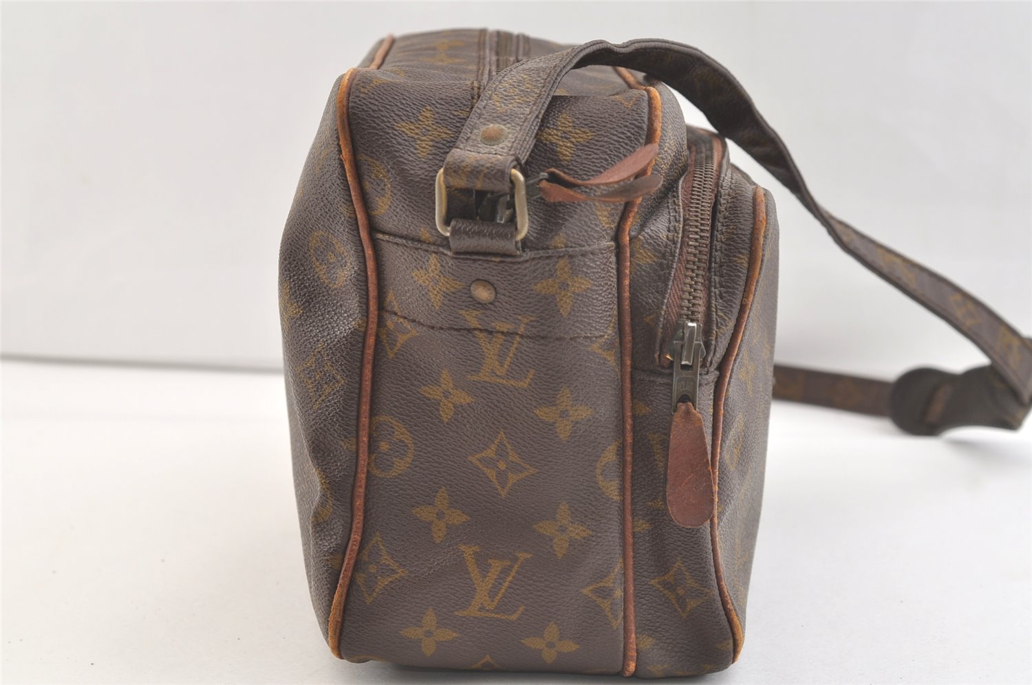 Authentic Louis Vuitton Monogram Nile Shoulder Cross Body Bag Old Model LV 2151K
