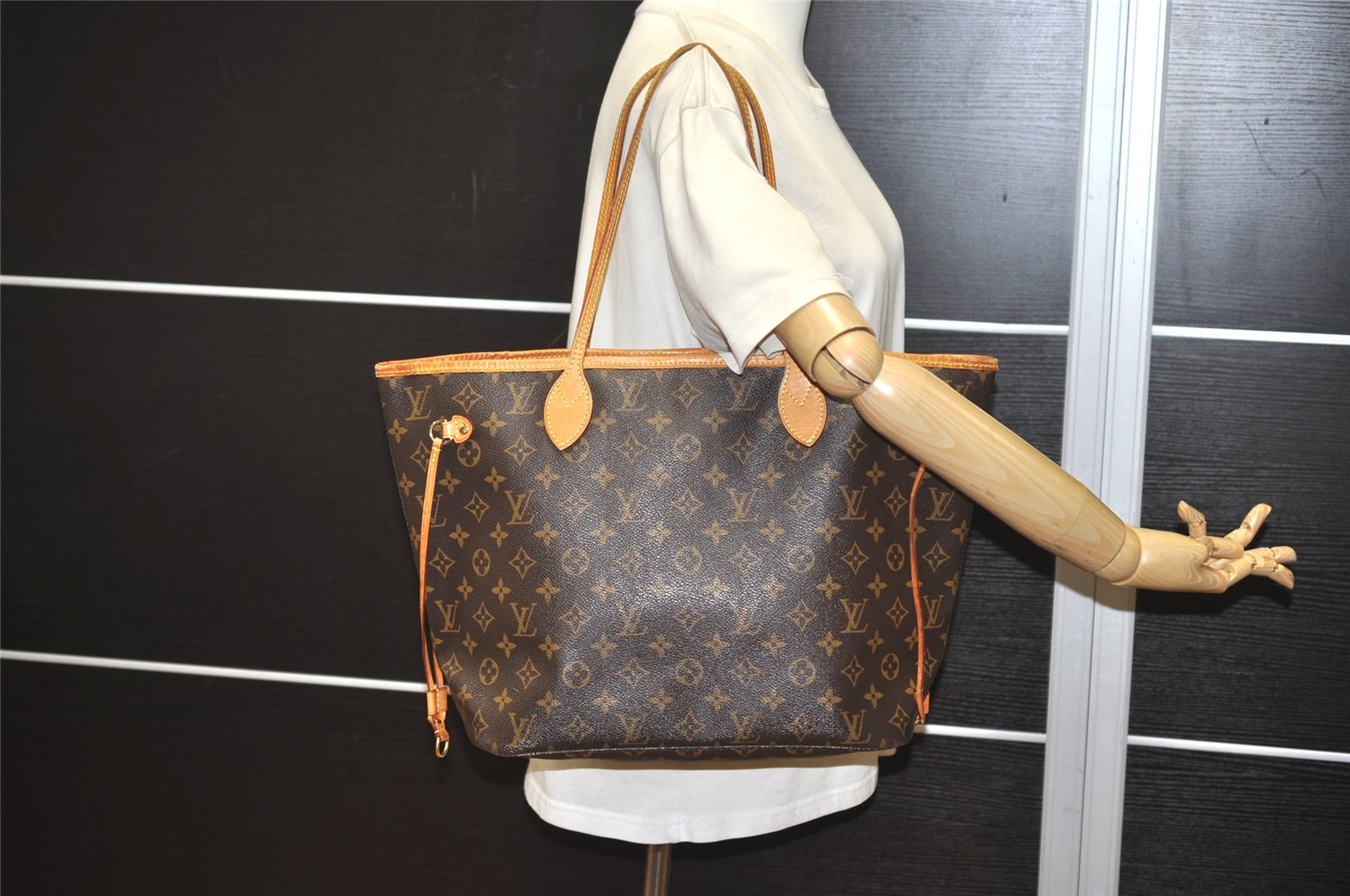 Authentic Louis Vuitton Monogram Neverfull MM Shoulder Tote Bag M40156 LV 2163J