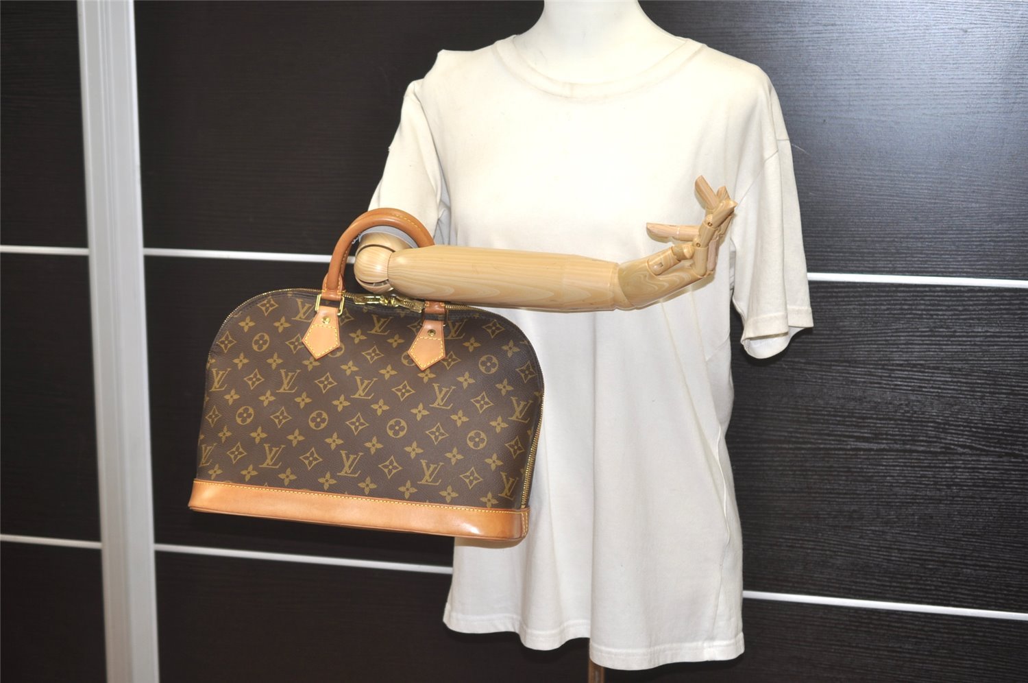 Authentic Louis Vuitton Monogram Alma Hand Bag Purse M51130 LV 2217J