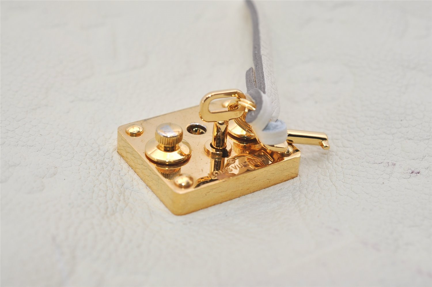 Auth Louis Vuitton Monogram Empreinte Fascinante Shoulder Bag M40807 White 2220J