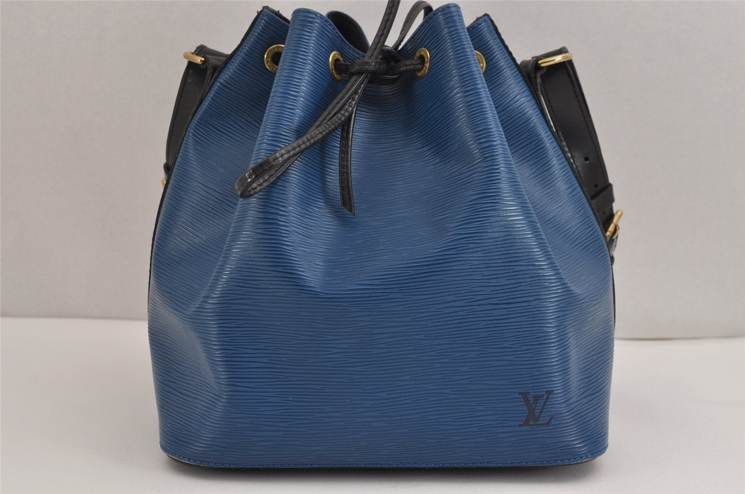Authentic Louis Vuitton Epi Petit Noe Bi-color Blue x Black Drawstring Bag 2360J