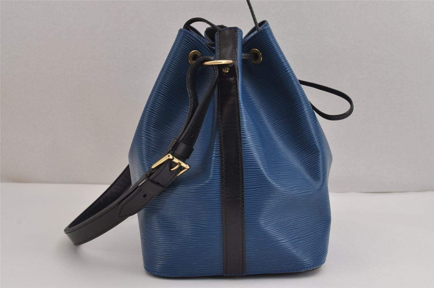 Authentic Louis Vuitton Epi Petit Noe Bi-color Blue x Black Drawstring Bag 2360J